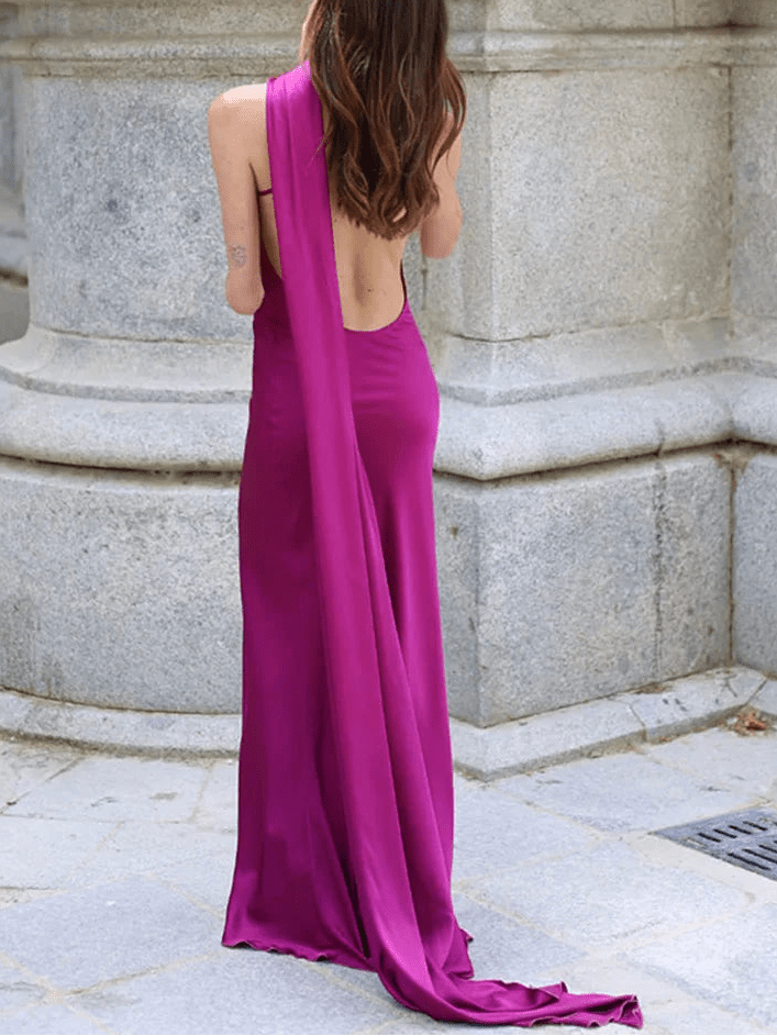 Vestido Suri de satén con cuello halter y capa