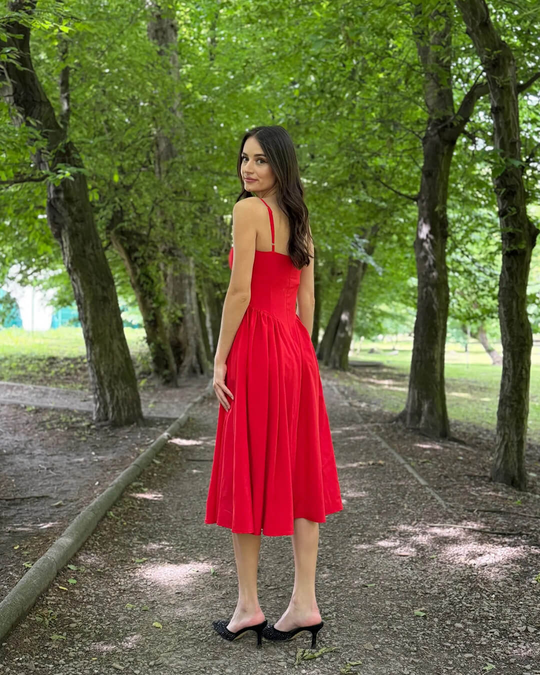 Sylvia Midikleid mit Trägern und ohne Ärmel