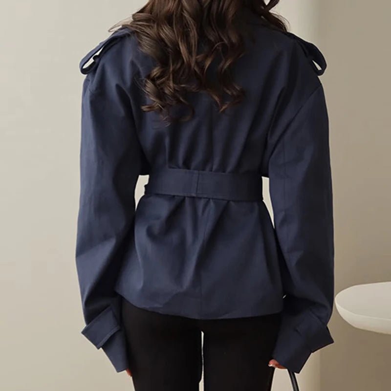 Tara korte trenchcoat met vetersluiting