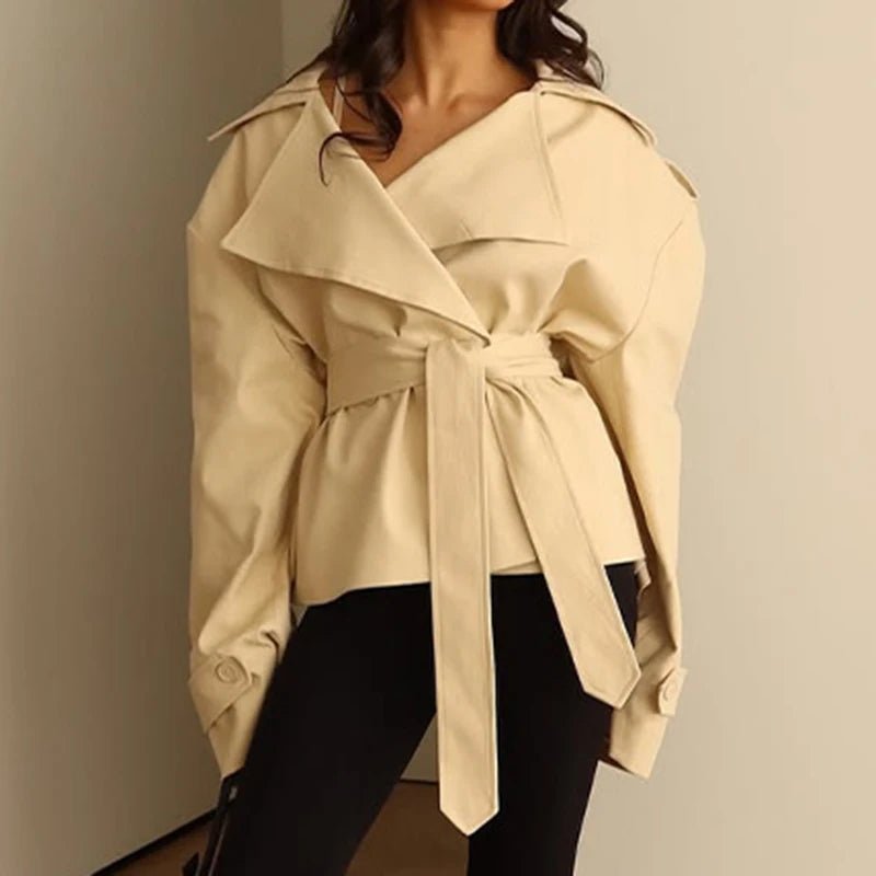 Tara korte trenchcoat met vetersluiting
