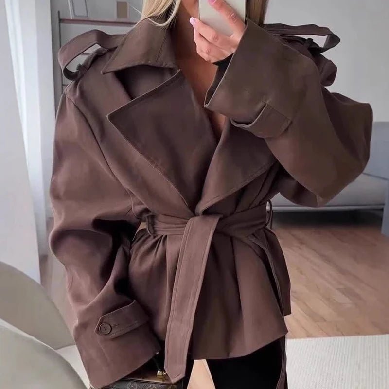 Tara korte trenchcoat met vetersluiting