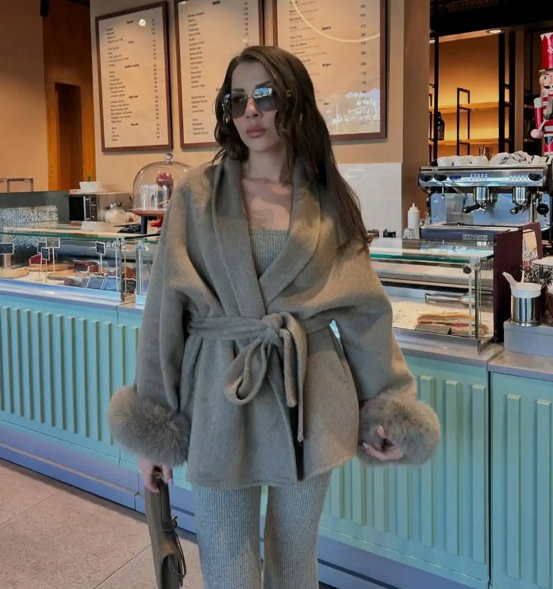 Manteau portefeuille en laine avec poignets en fourrure de renard