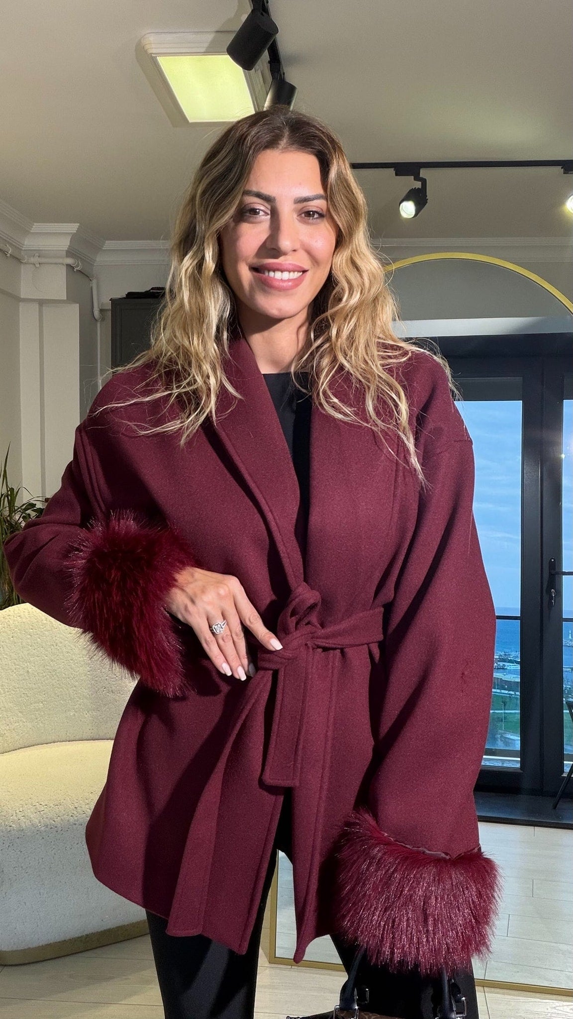 Manteau portefeuille en laine avec poignets en fourrure de renard