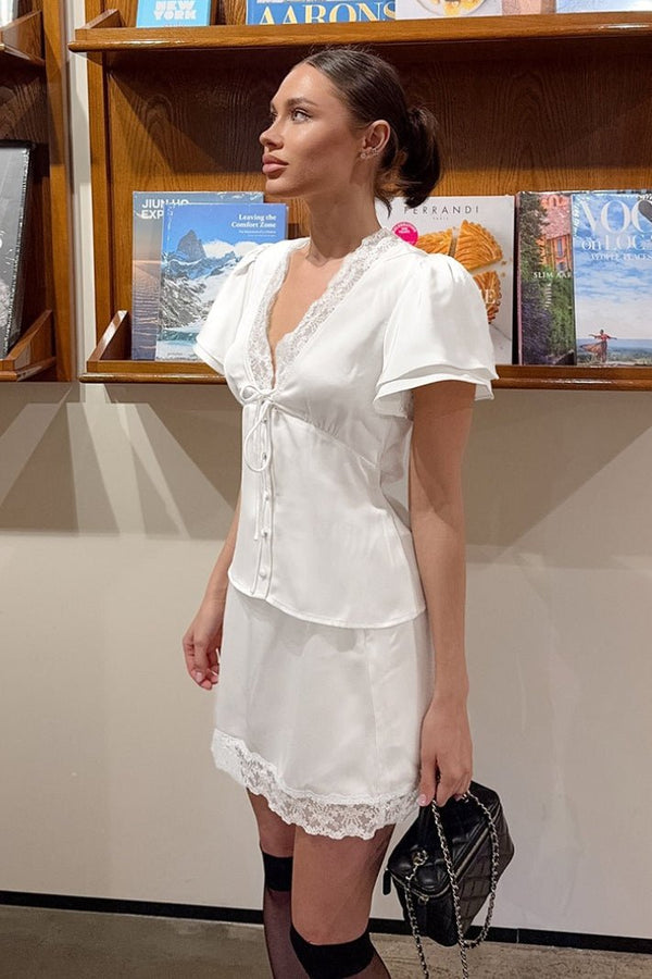 Zoe Satin-Spitzenrock-Set mit V-Ausschnitt und Bindeband in der Taille