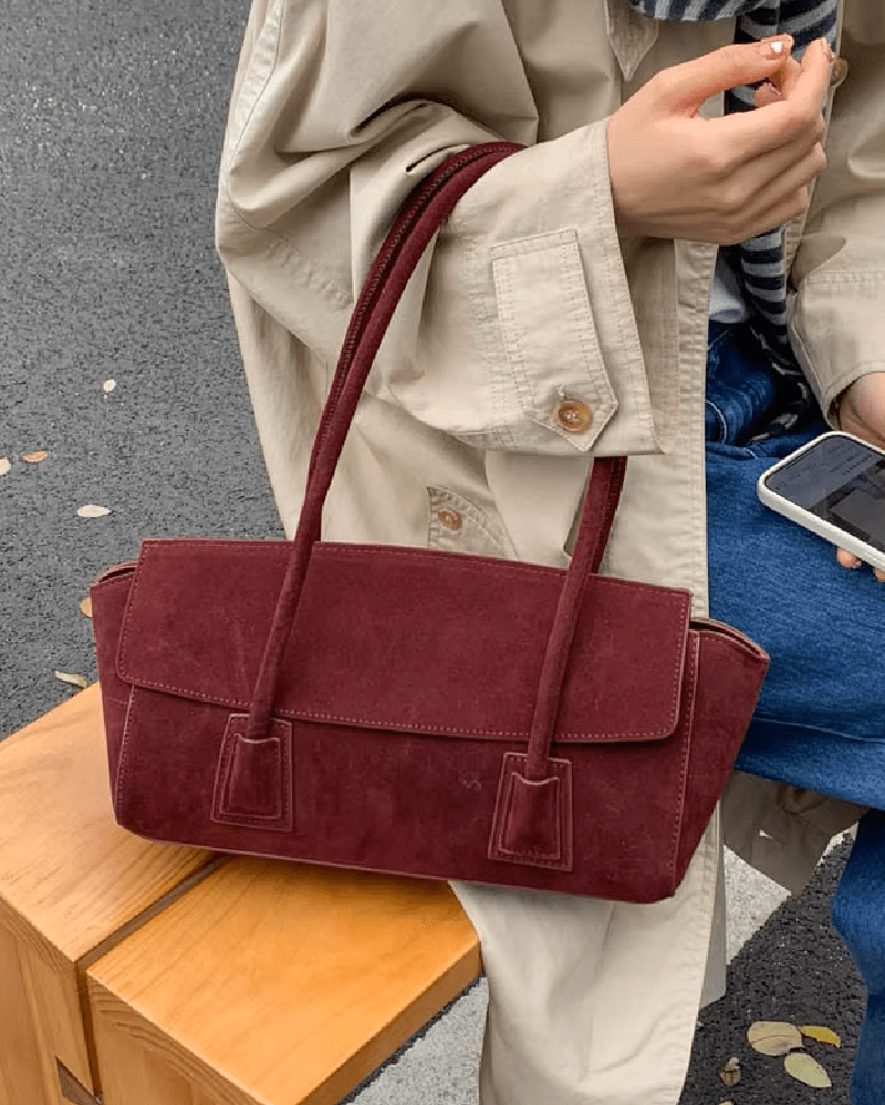 Ronja Vintage Faux Suede Shoulder Bag in wine red – styled look