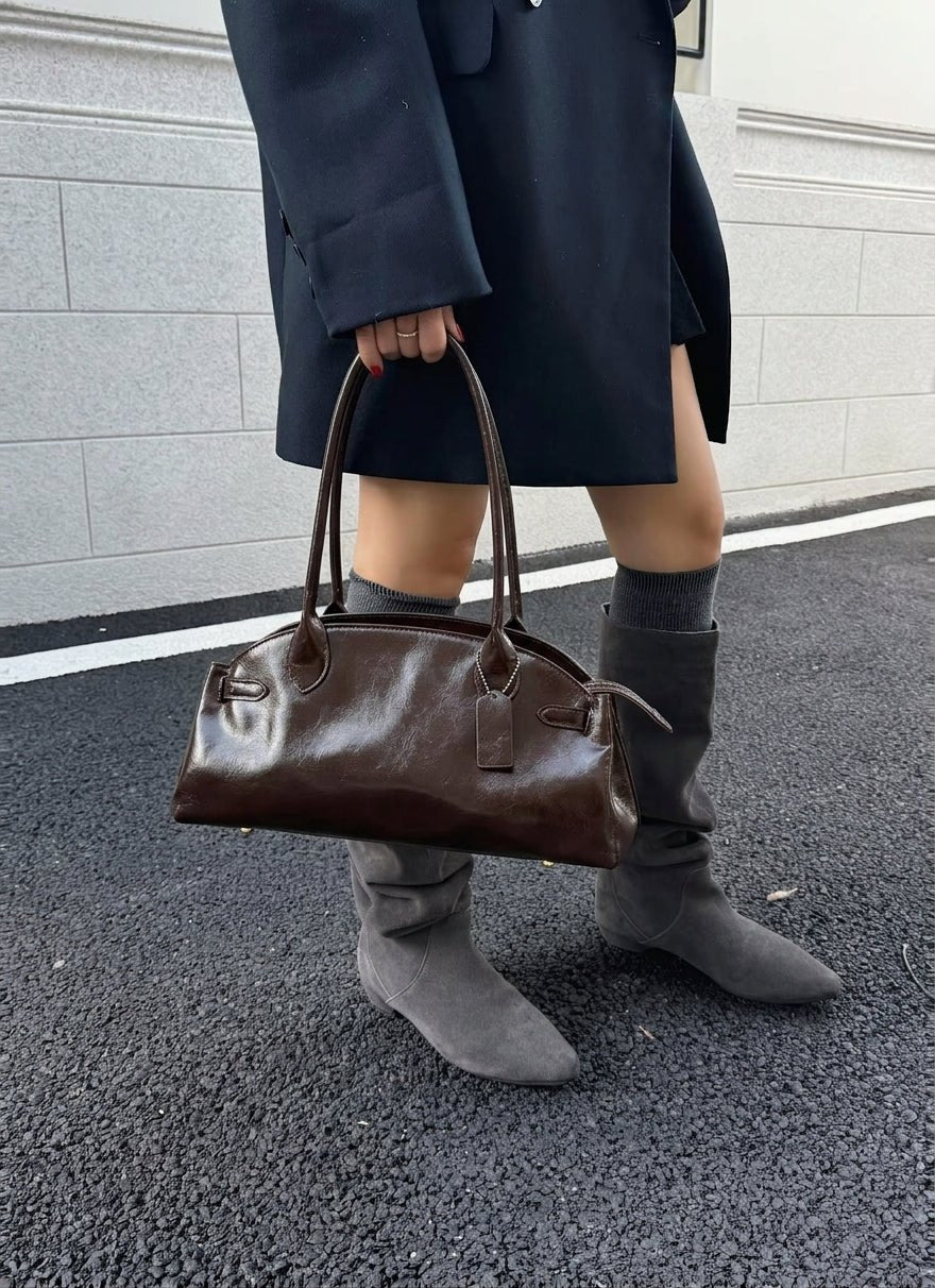 Wren Elongated Shoulder Bag in dark brown – styled look